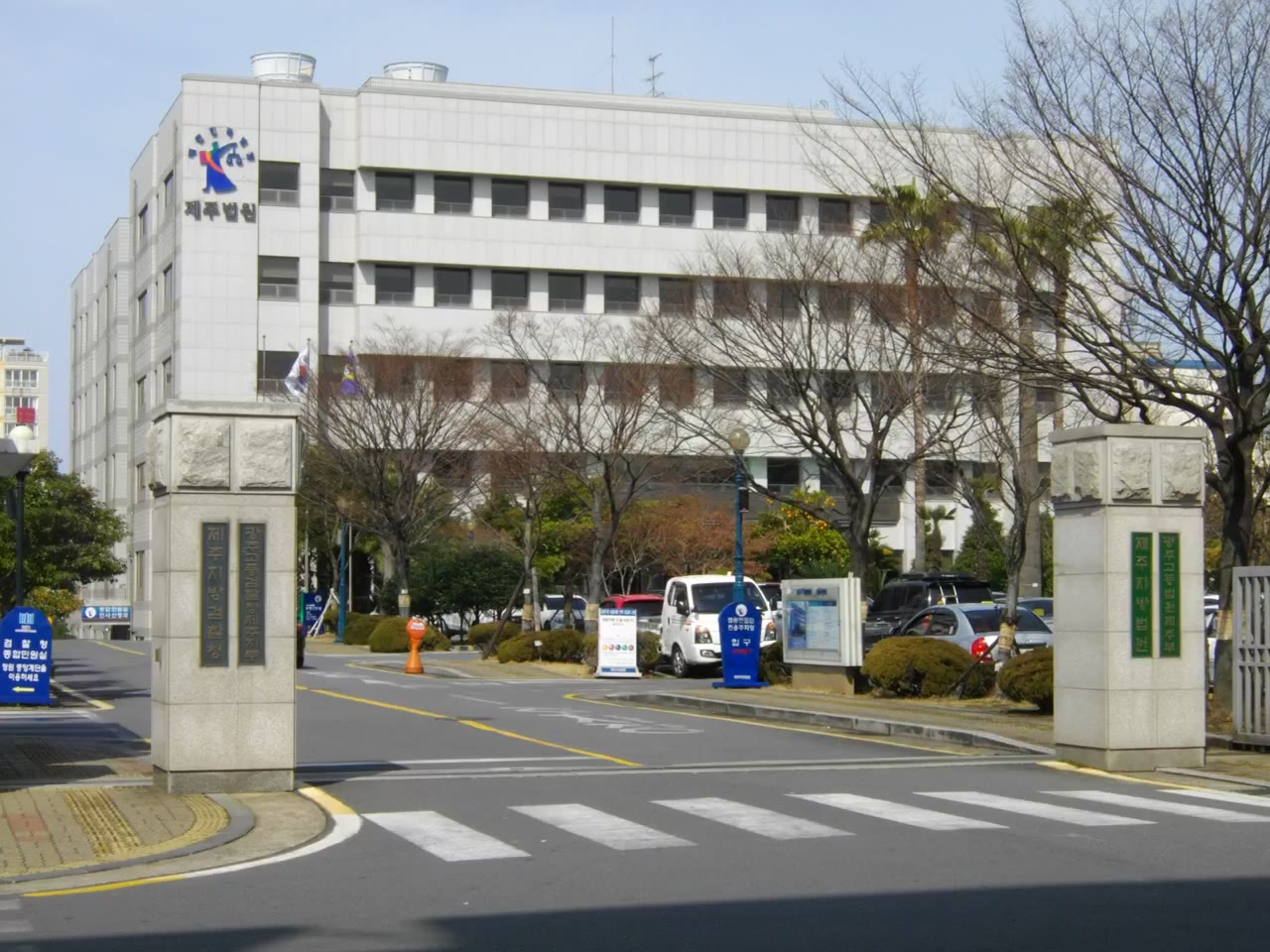 실제 제주지방법원 사진을 천천히 비추는 영상과 신뢰감 있는 청록색 구성.