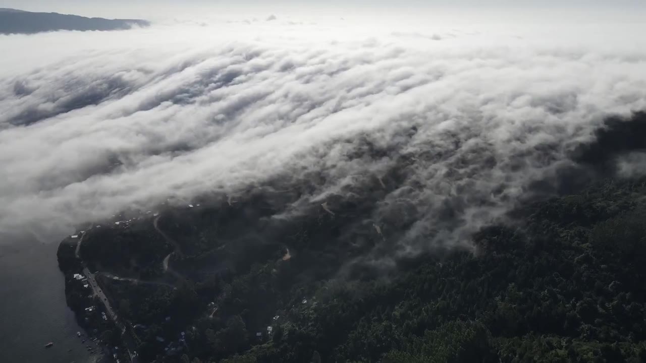 구름이 흐르는 산의 전경과 여백, 명조체 문구로 전하는 차분한 신뢰.